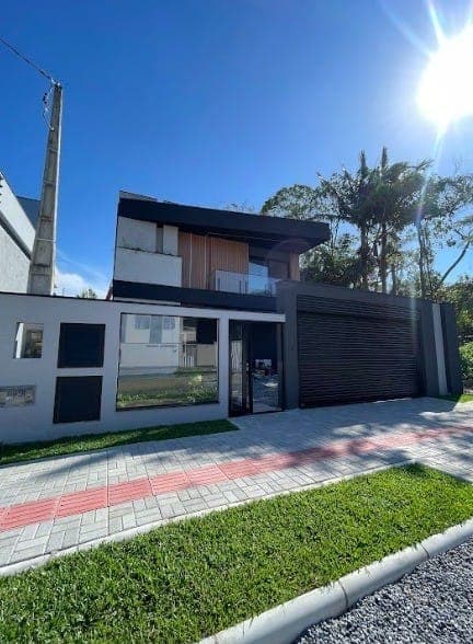 Casa à venda na Praia do Estaleiro, Balneário Camboriú, SC — foto 1